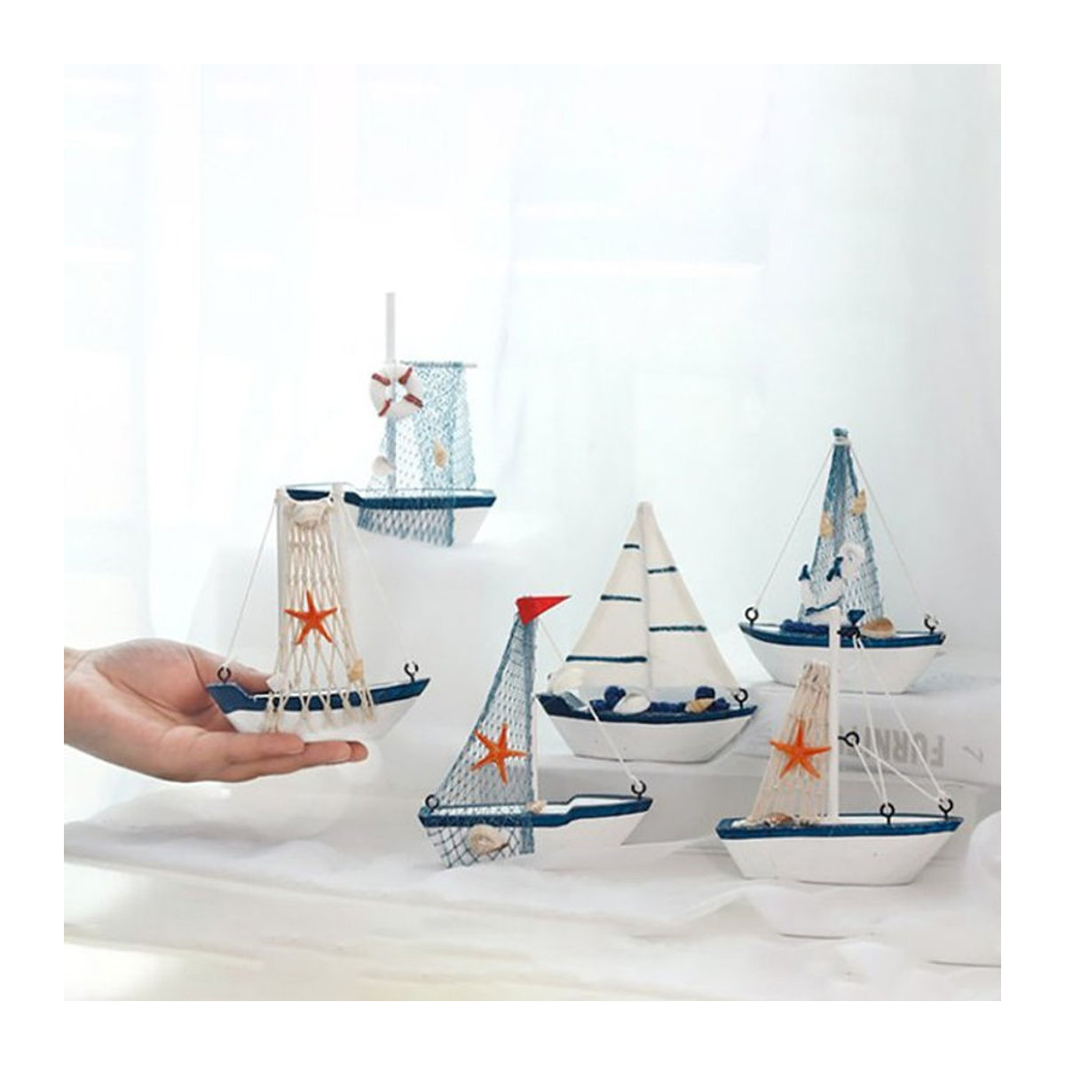 Maritimes Segelboot aus Holz in Blau und Weiß als dekoratives Ornament für dein Zuhause - Bild 1