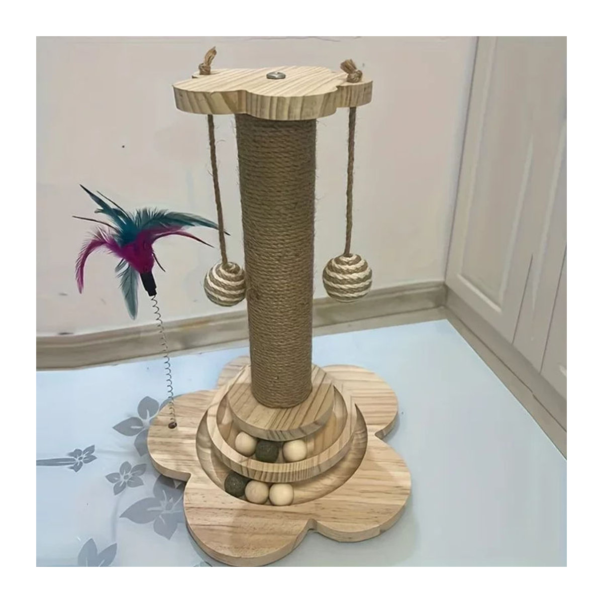 Massivholz-Katzendrehteller in Beige im skandinavischen Design als langlebiges Katzenspielzeug und Kratzbrett - Bild 1