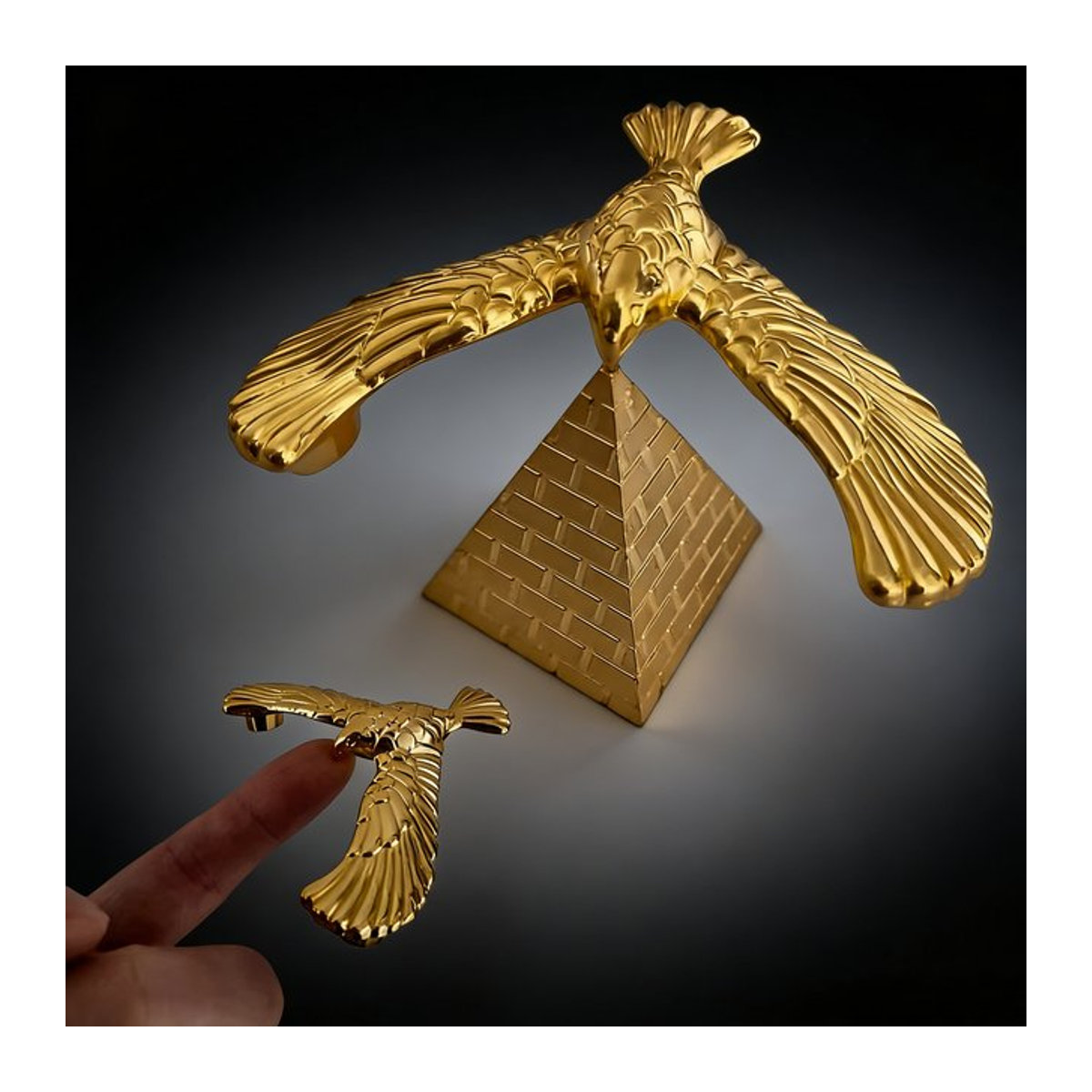 Meade Anti-Schwerkraft-Balance-Vogel-Adler-Spielzeug Pyramiden-Set aus Metall in Gold - Bild 1