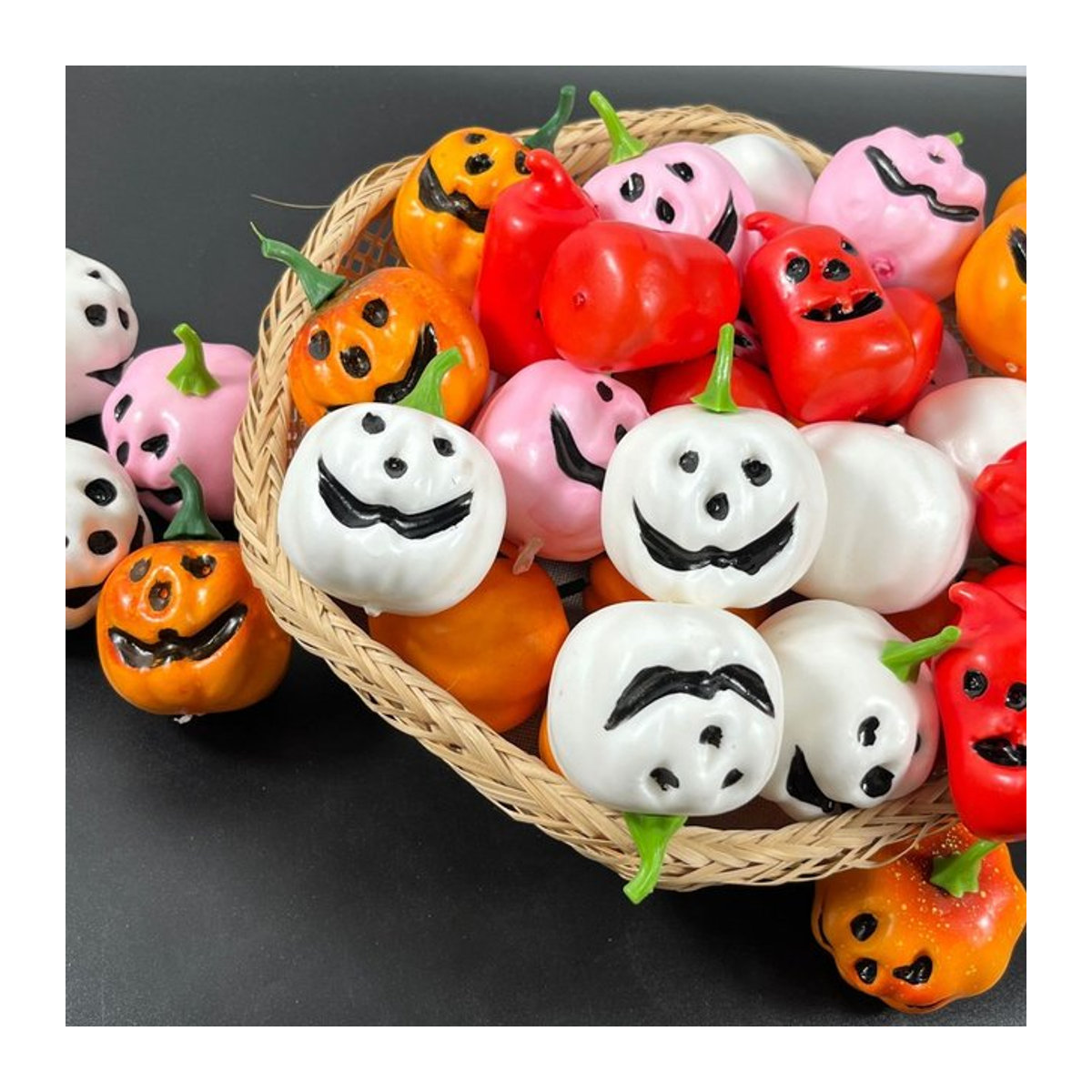 Mehrfarbige Halloween-Deko-Kürbisse aus Schaumstoff und Kunststoff für deine Partydekoration - Bild 1