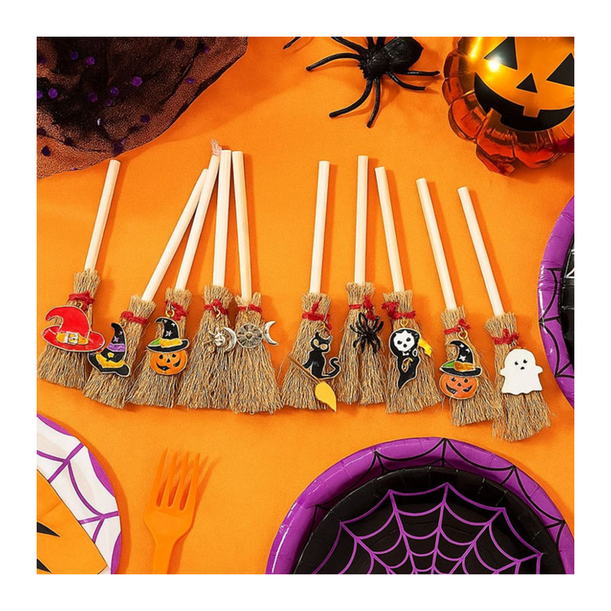 Mehrfarbige Hängeornamente als Hexen und Mini-Besen aus Stroh und Textil für deine Weihnachts- und Halloween-Dekoration - Bild 1