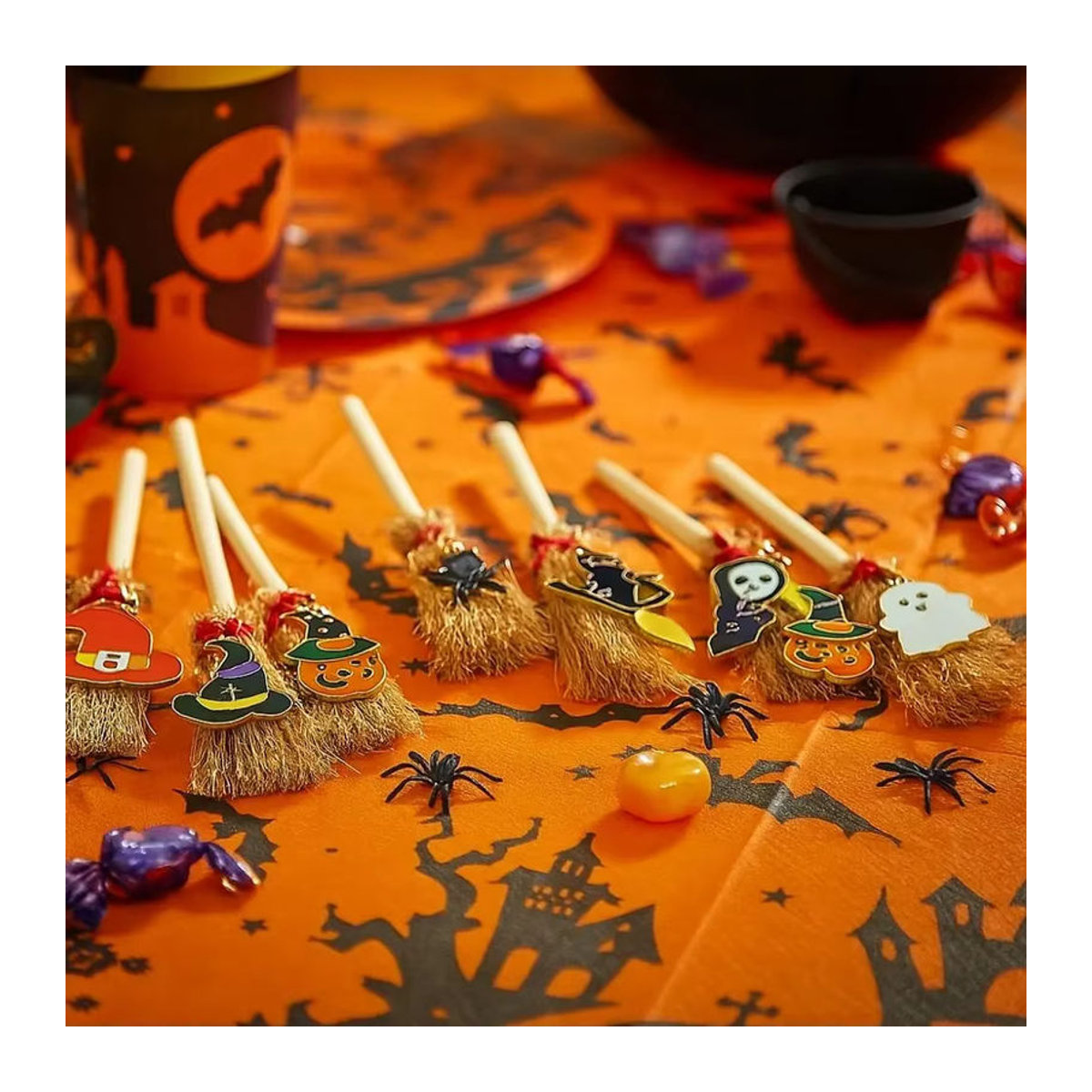 Mehrfarbige Hängeornamente als Hexen und Mini-Besen aus Stroh und Textil für deine Weihnachts- und Halloween-Dekoration - Bild 2