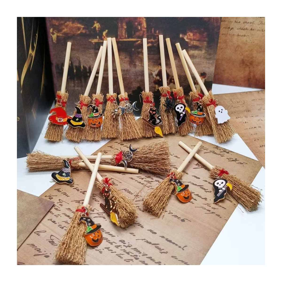 Mehrfarbige Hängeornamente als Hexen und Mini-Besen aus Stroh und Textil für deine Weihnachts- und Halloween-Dekoration - Bild 4