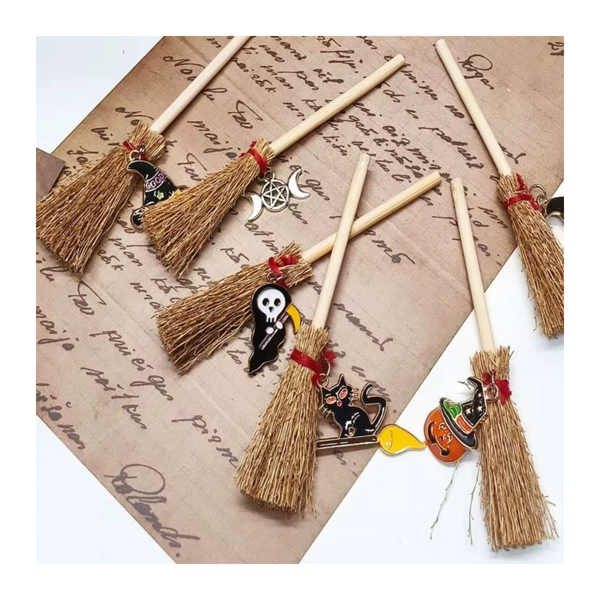 Mehrfarbige Hängeornamente als Hexen und Mini-Besen aus Stroh und Textil für deine Weihnachts- und Halloween-Dekoration - Bild 5