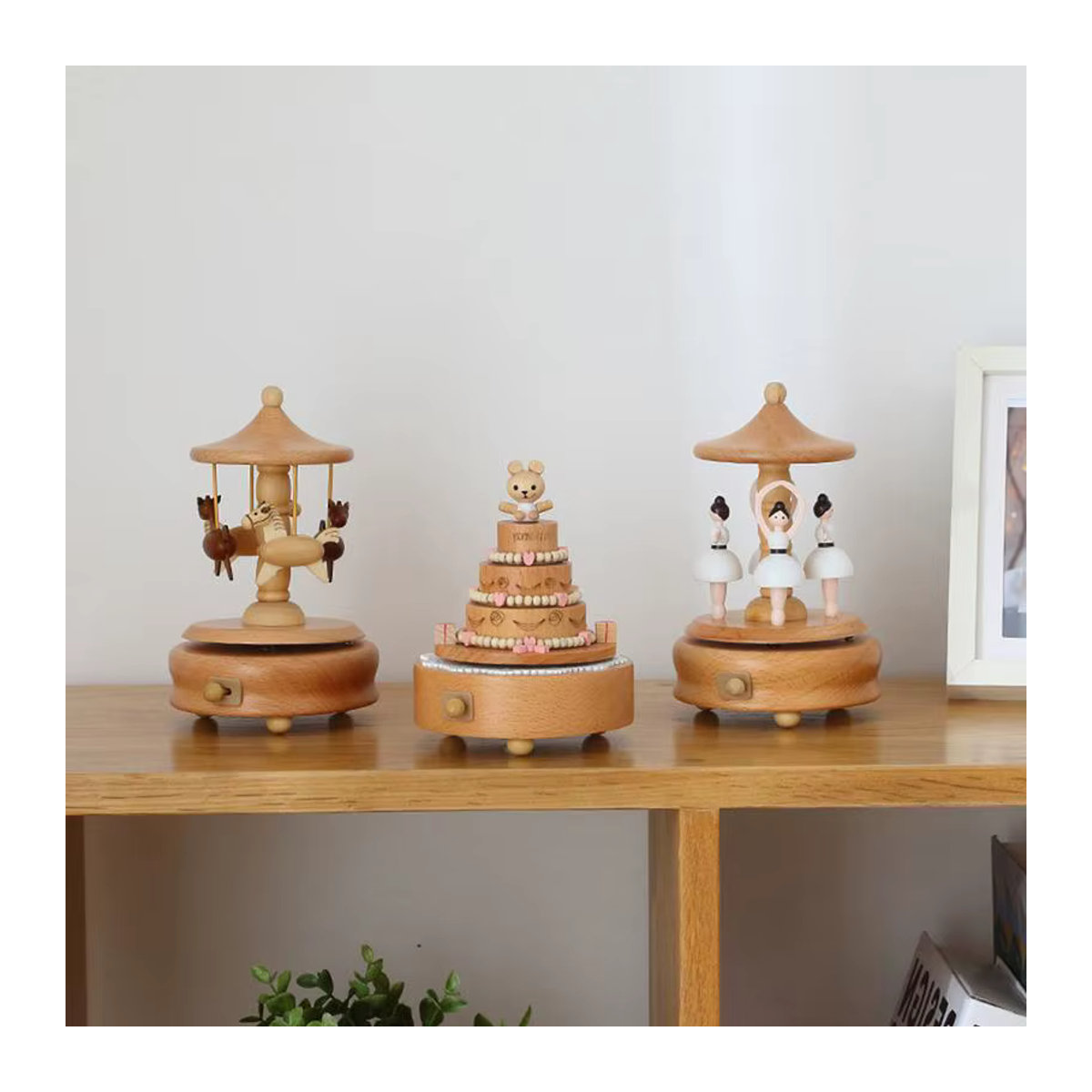 Mehrfarbige Karussell Spieluhr aus Holz als dekoratives Ornament für Kinder und als Geschenk zum Geburtstag oder Weihnachten - Bild 2