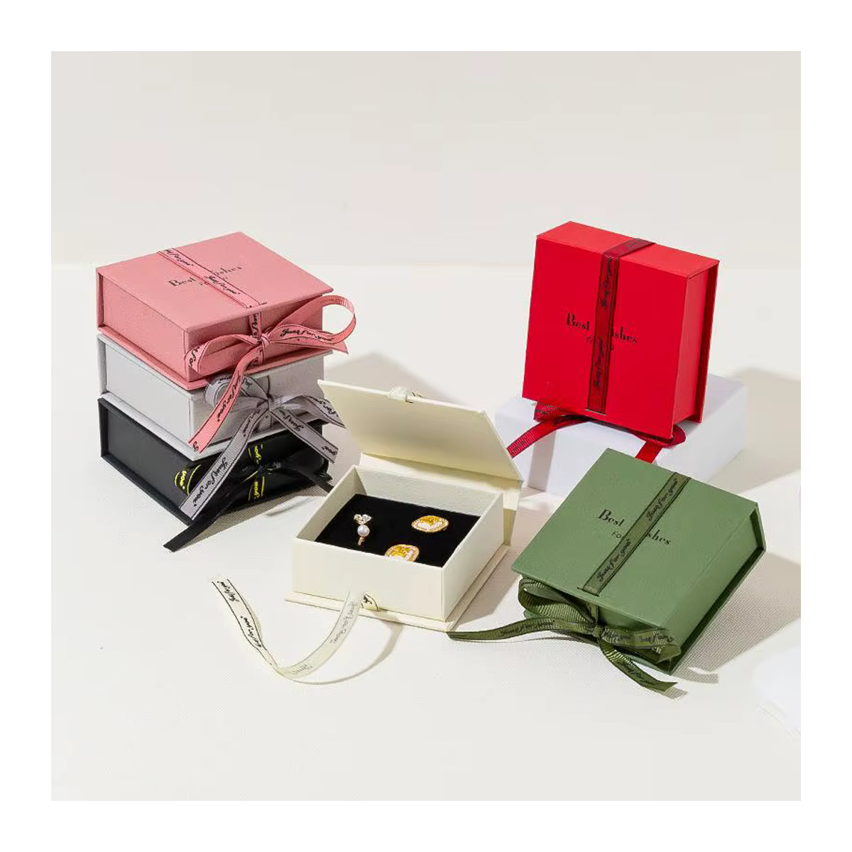 Mehrfarbige Schmuckbox aus Papier mit Schleife und Schaumstoffeinlage für Halsketten, Armbänder, Ringe und Ohrringe als minimalistische Geschenkverpackung - Bild 2