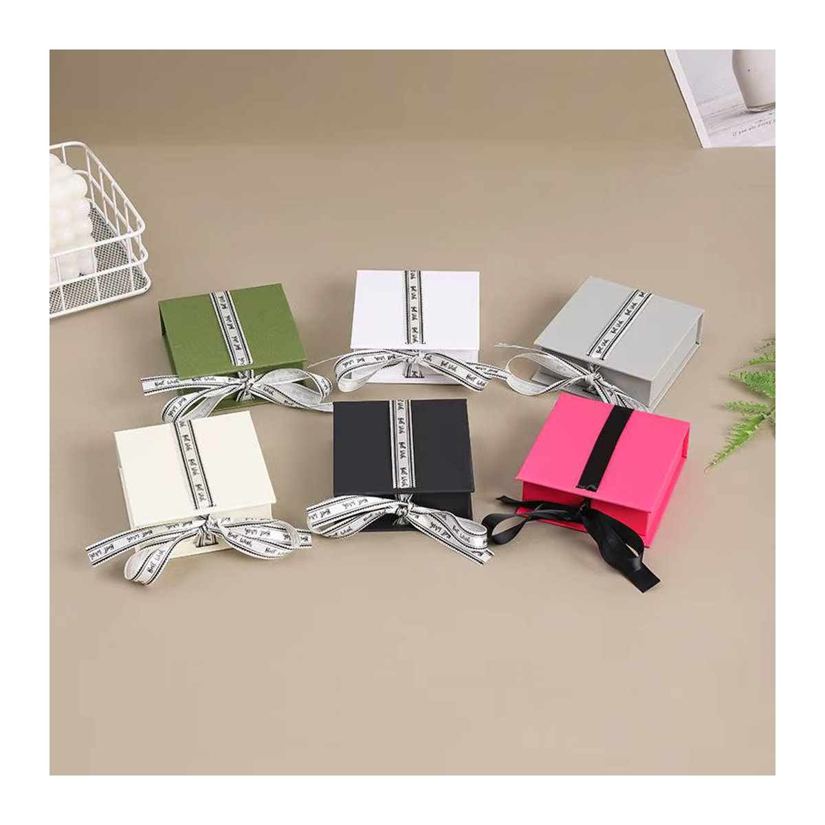 Mehrfarbige Schmuckbox aus Papier mit Schleife und Schaumstoffeinlage für Halsketten, Armbänder, Ringe und Ohrringe als minimalistische Geschenkverpackung - Bild 4