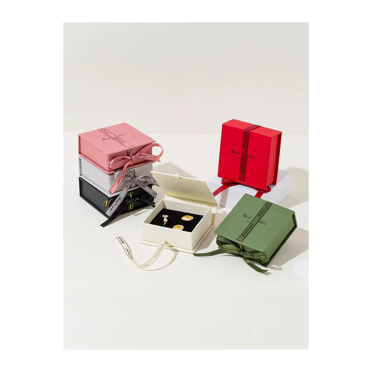Mehrfarbige Schmuckbox aus Papier mit Schleife und Schaumstoffeinlage für Halsketten, Armbänder, Ringe und Ohrringe als minimalistische Geschenkverpackung - Bild 5