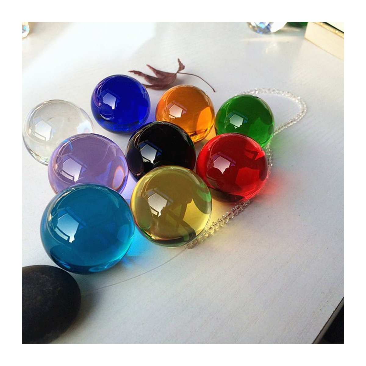 Mehrfarbige transparente Kristallkugel aus Glas mit 40 mm Durchmesser als Feng Shui Deko-Ornament und Tischhandwerk - Bild 1