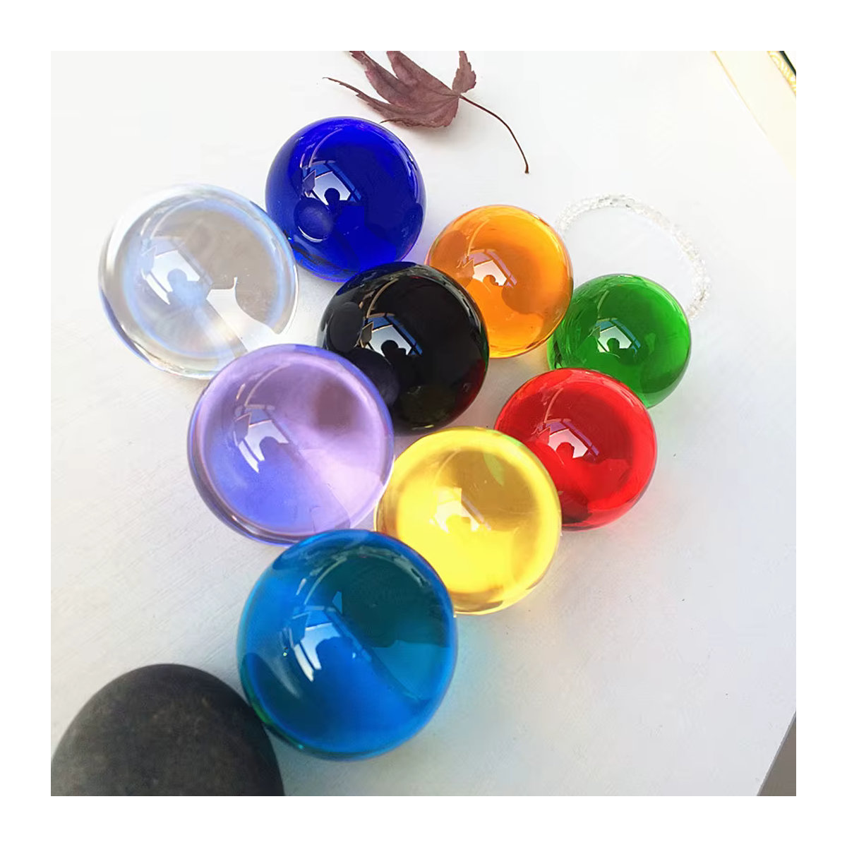 Mehrfarbige transparente Kristallkugel aus Glas mit 40 mm Durchmesser als Feng Shui Deko-Ornament und Tischhandwerk - Bild 2