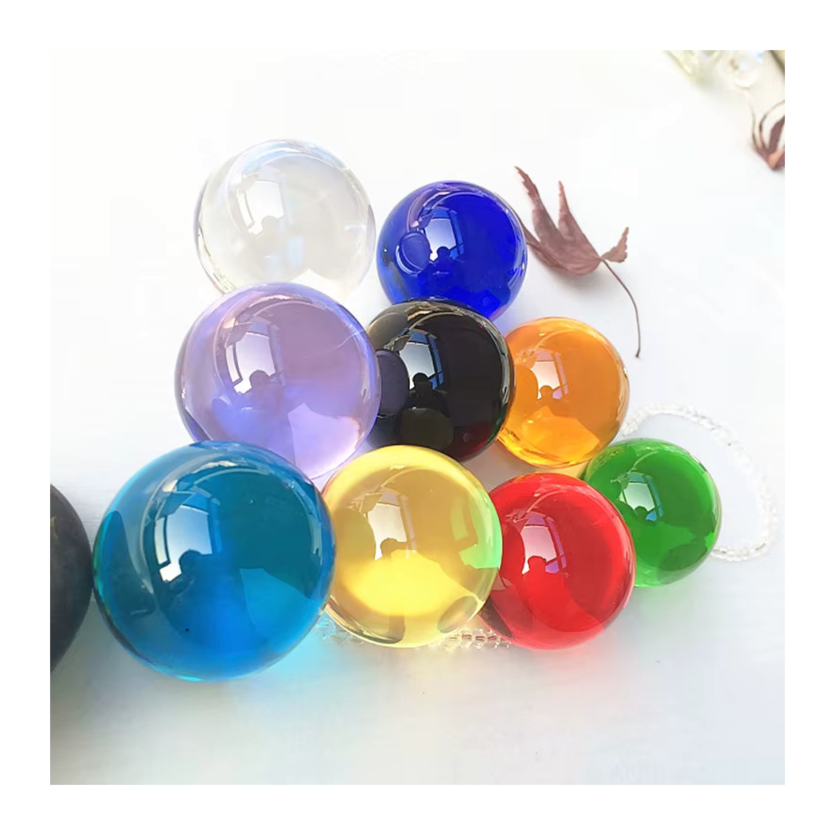 Mehrfarbige transparente Kristallkugel aus Glas mit 40 mm Durchmesser als Feng Shui Deko-Ornament und Tischhandwerk - Bild 3