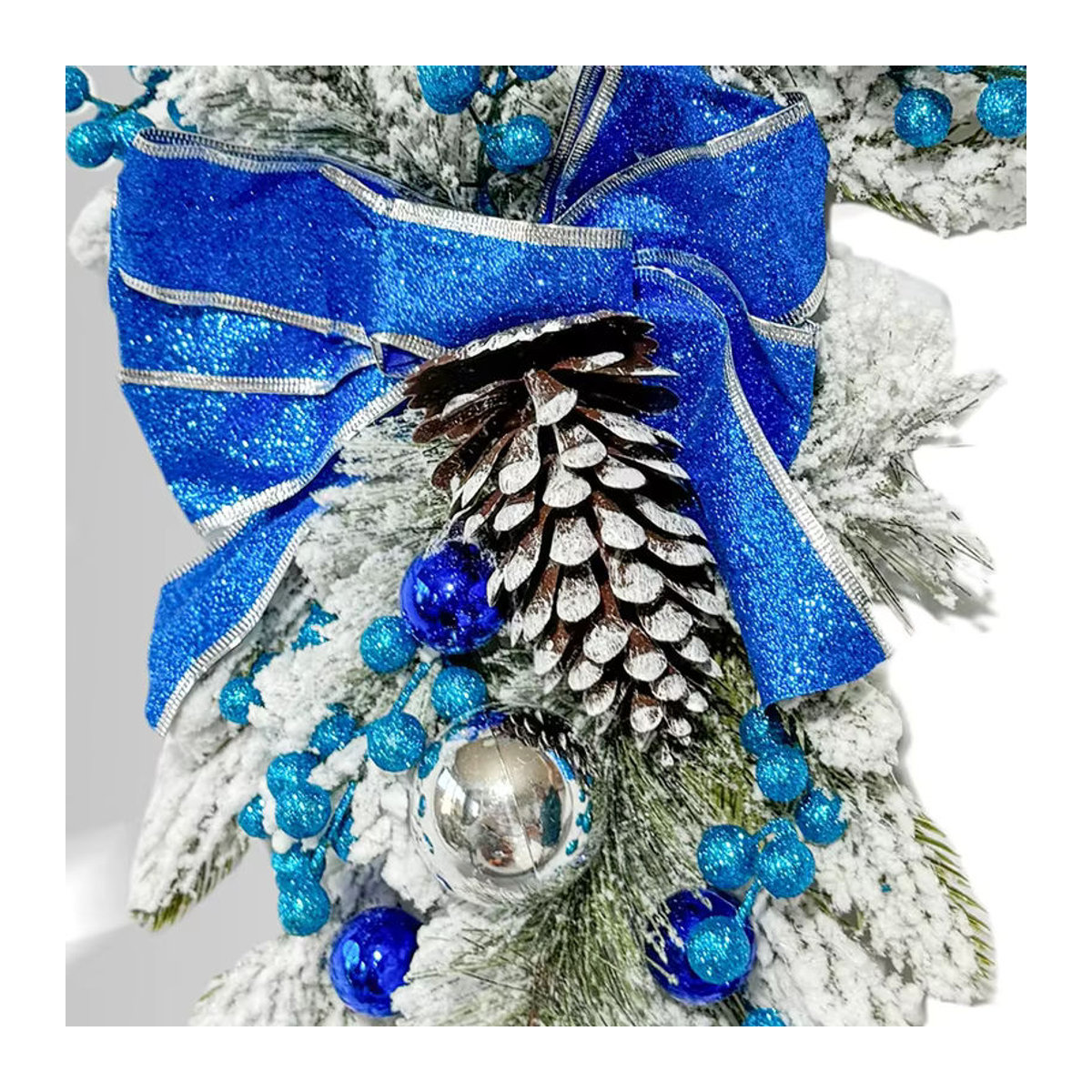 Mehrfarbige weihnachtliche Wanddekoration als hängender Weihnachtskranz aus Textil in Grün - Bild 5