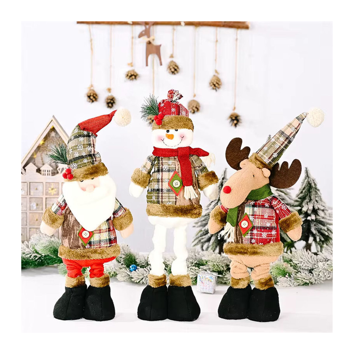 Mehrfarbige Weihnachtsmann-Dekoration aus Textil als stehende Weihnachtspuppe mit kariertem Muster - Bild 2