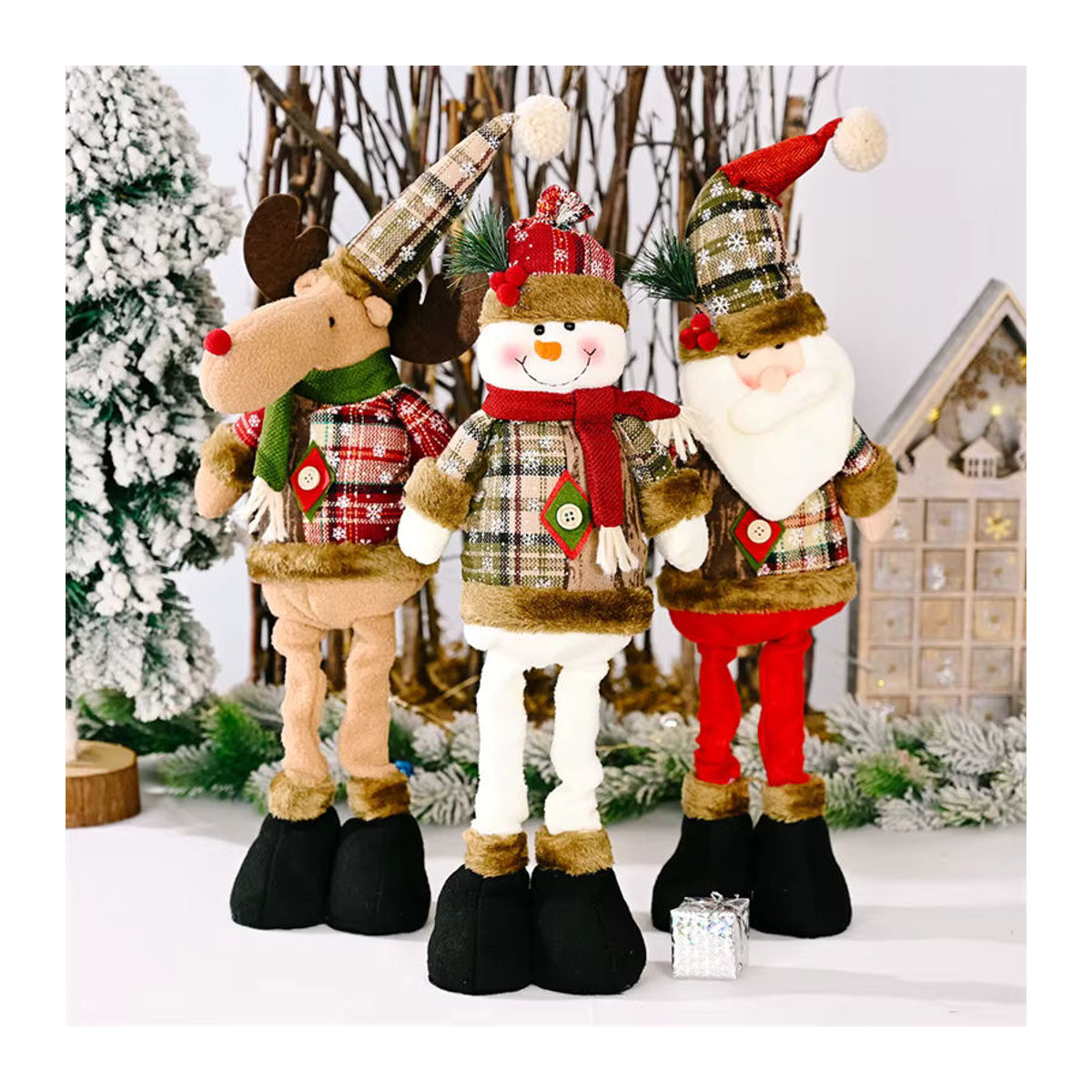 Mehrfarbige Weihnachtsmann-Dekoration aus Textil als stehende Weihnachtspuppe mit kariertem Muster - Bild 3