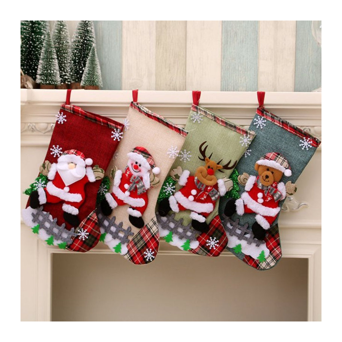 Mehrfarbige Weihnachtsstrümpfe im Weihnachtsmann-Design aus Stoff als hängende Weihnachtsdekoration, Höhe: 31 cm - Bild 1