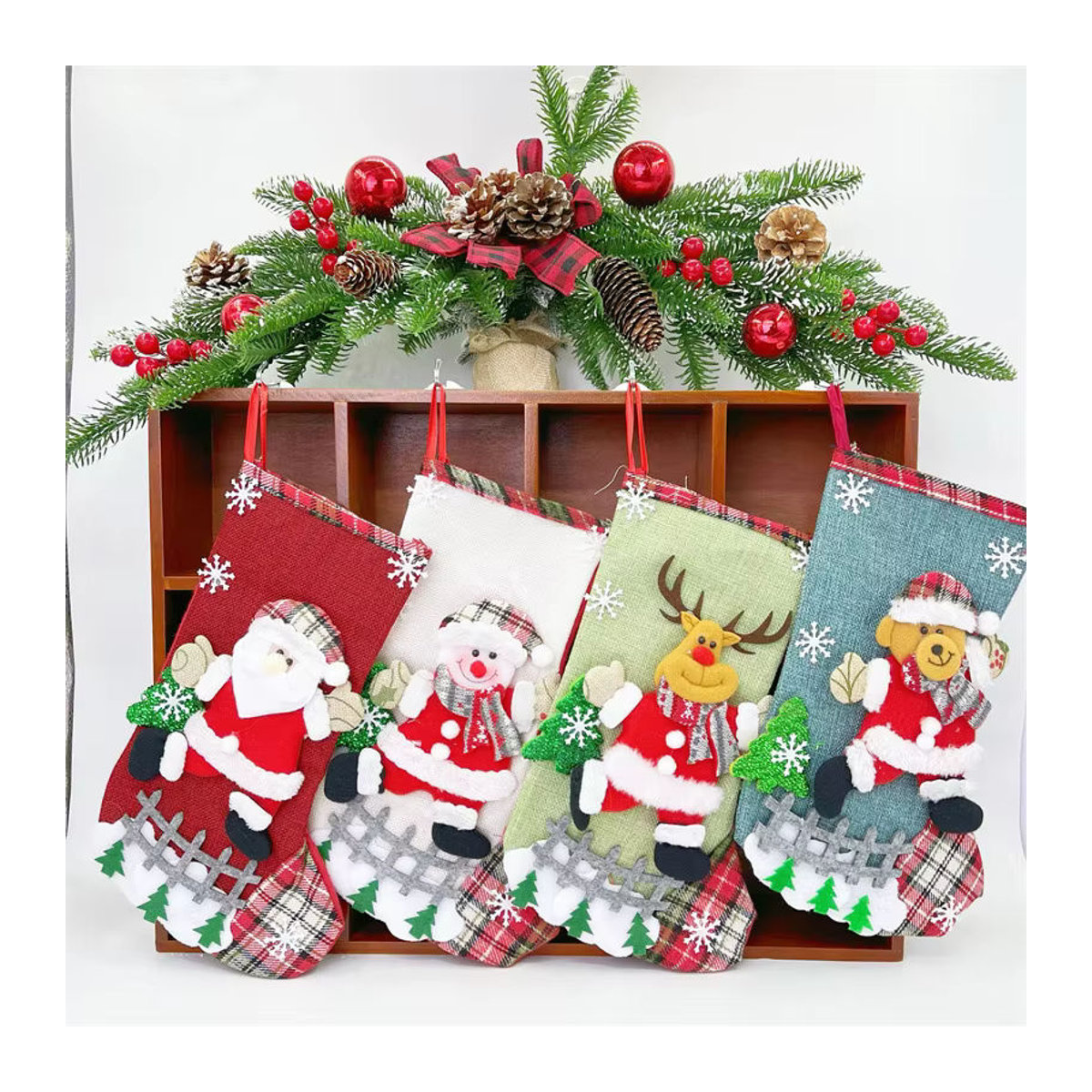 Mehrfarbige Weihnachtsstrümpfe im Weihnachtsmann-Design aus Stoff als hängende Weihnachtsdekoration, Höhe: 31 cm - Bild 3