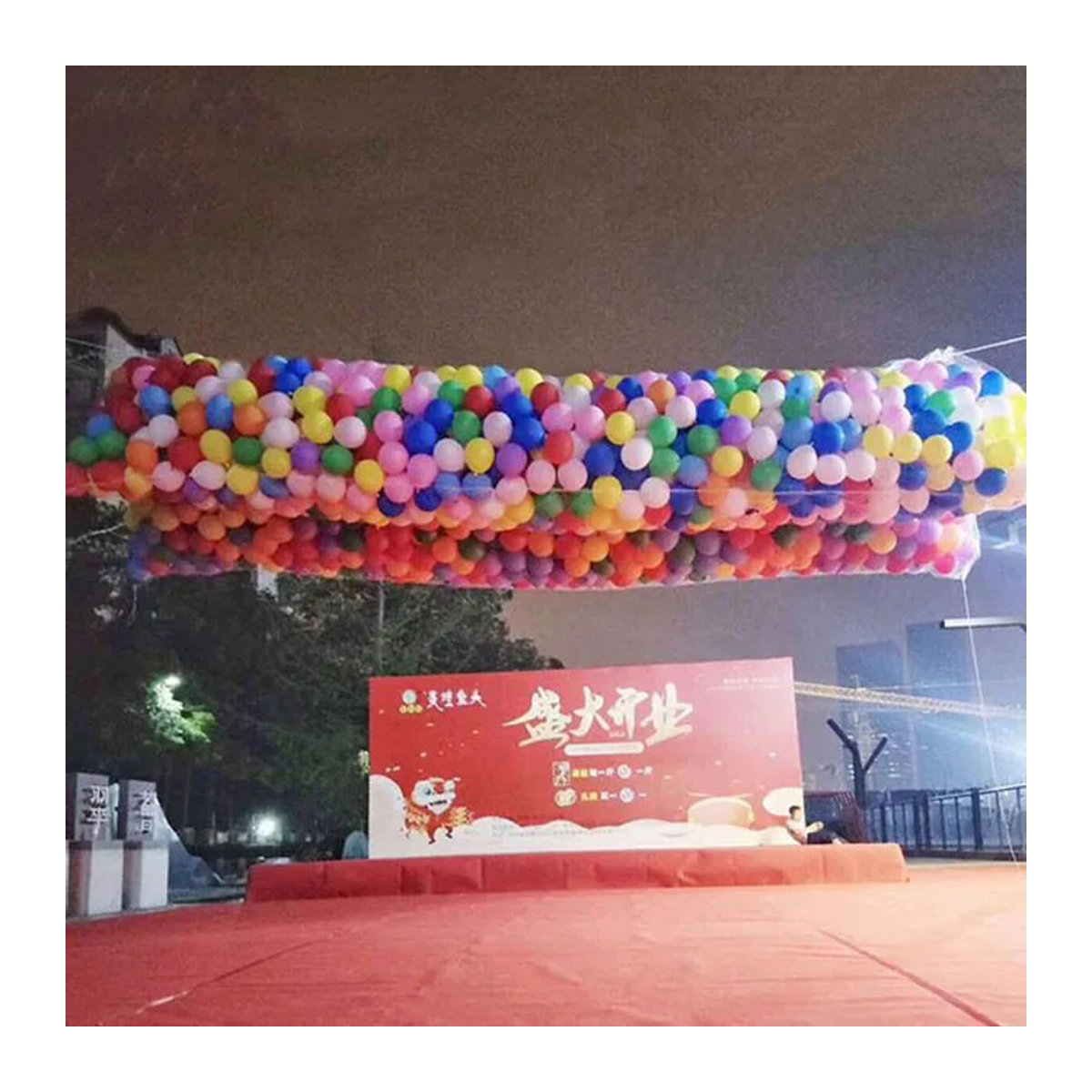 Mehrfarbiges Ballon-Drop-Net aus Kunststoff als hängende Dekoration für Geburtstage und Babypartys - Bild 1