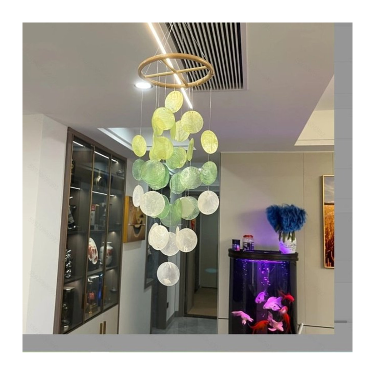 Mehrfarbiges Muschel-Windspiel als hängendes Deko-Ornament für Garten und Balkon in Weiß und Regenbogenfarben - Bild 1