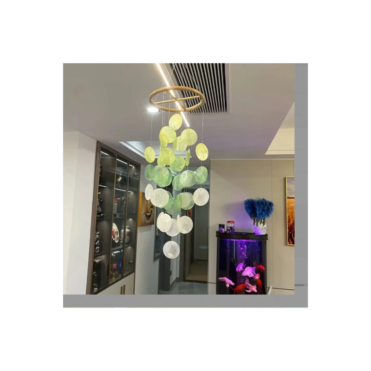 Mehrfarbiges Muschel-Windspiel als hängendes Deko-Ornament für Garten und Balkon in Weiß und Regenbogenfarben - Bild 2