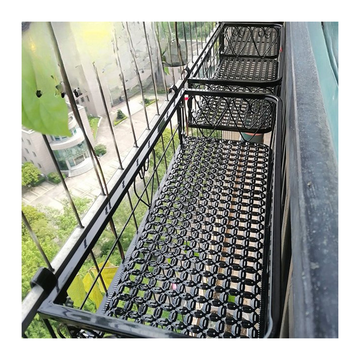 Mehrschichtiges Balkon Blumenregal aus Schmiedeeisen in Schwarz für Geländer und Wandmontage - Bild 1