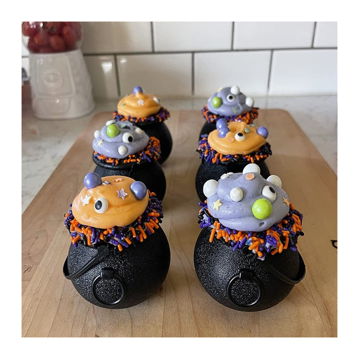 Meidding Mini Hexenkessel aus Kunststoff in Schwarz als Halloween Party Dekoration und Candy Box für Kinder - Bild 1