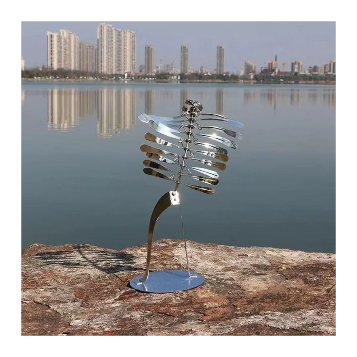 Menschenförmliche Windmühle aus Metall als rotierende Windskulptur für Garten und Rasen in Rot und Silber - Bild 2