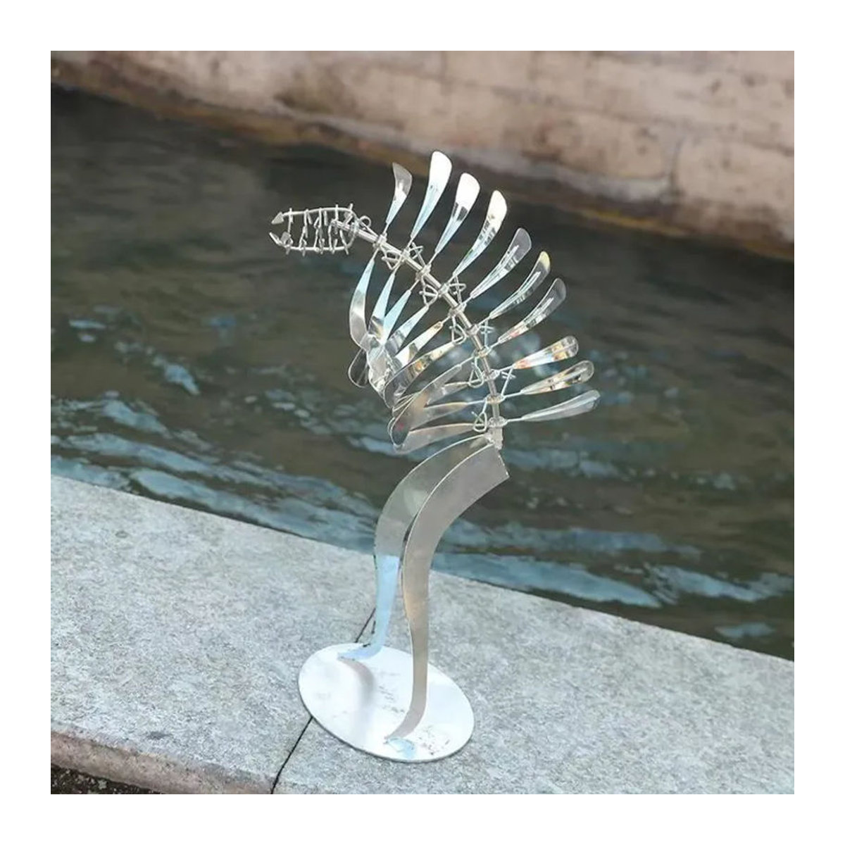 Menschenförmliche Windmühle aus Metall als rotierende Windskulptur für Garten und Rasen in Rot und Silber - Bild 3