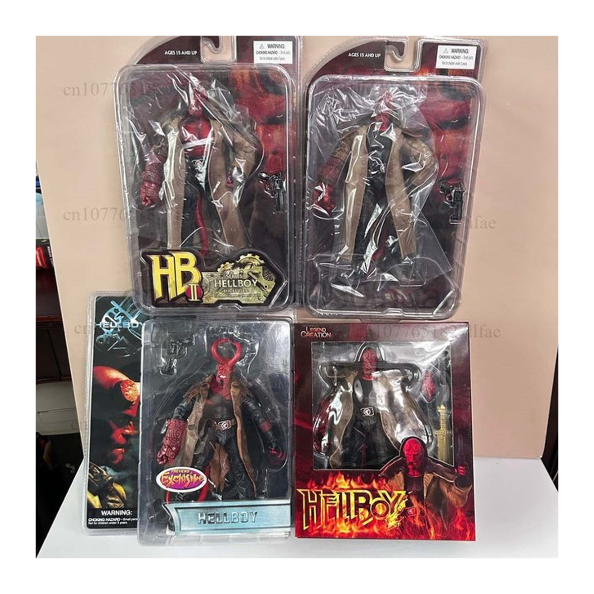 MEZCO Hellboy Actionfigur im Trenchcoat mit beweglichen Gelenken, mehrfarbiges Modell aus Kunststoff - Bild 1