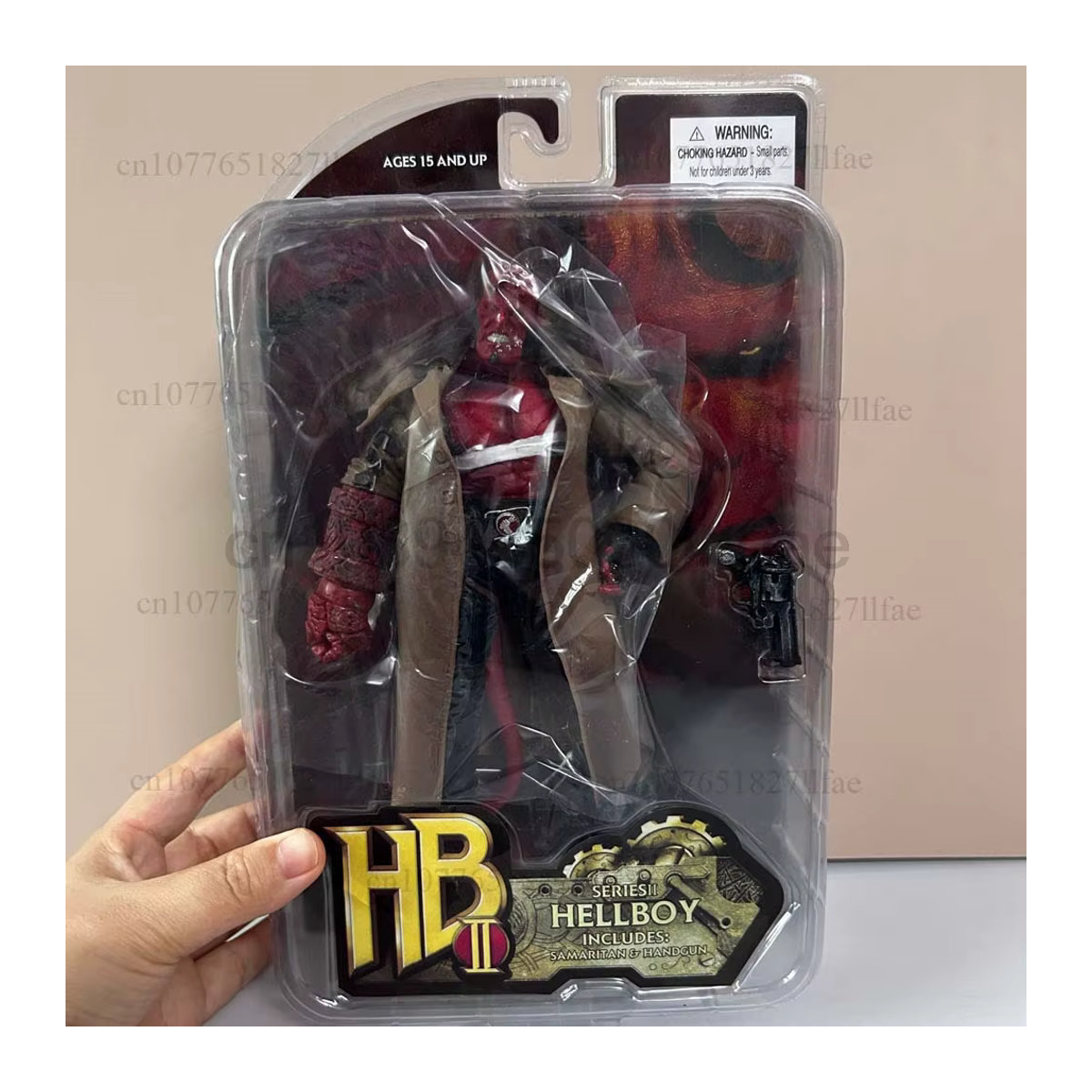 MEZCO Hellboy Actionfigur im Trenchcoat mit beweglichen Gelenken, mehrfarbiges Modell aus Kunststoff - Bild 3