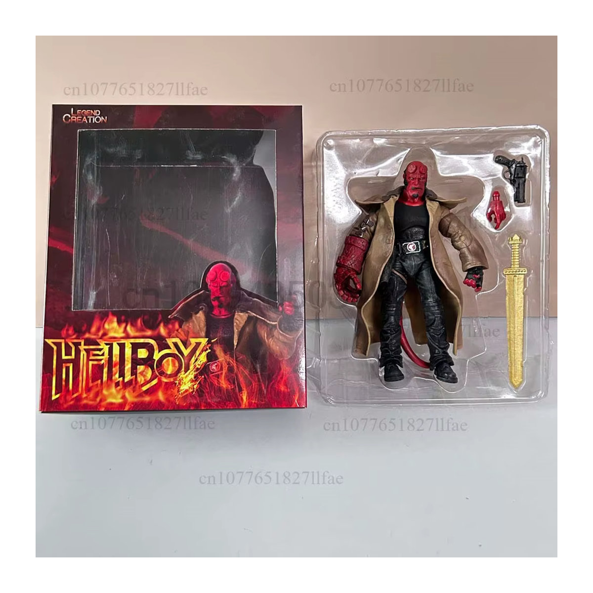 MEZCO Hellboy Actionfigur im Trenchcoat mit beweglichen Gelenken, mehrfarbiges Modell aus Kunststoff - Bild 5