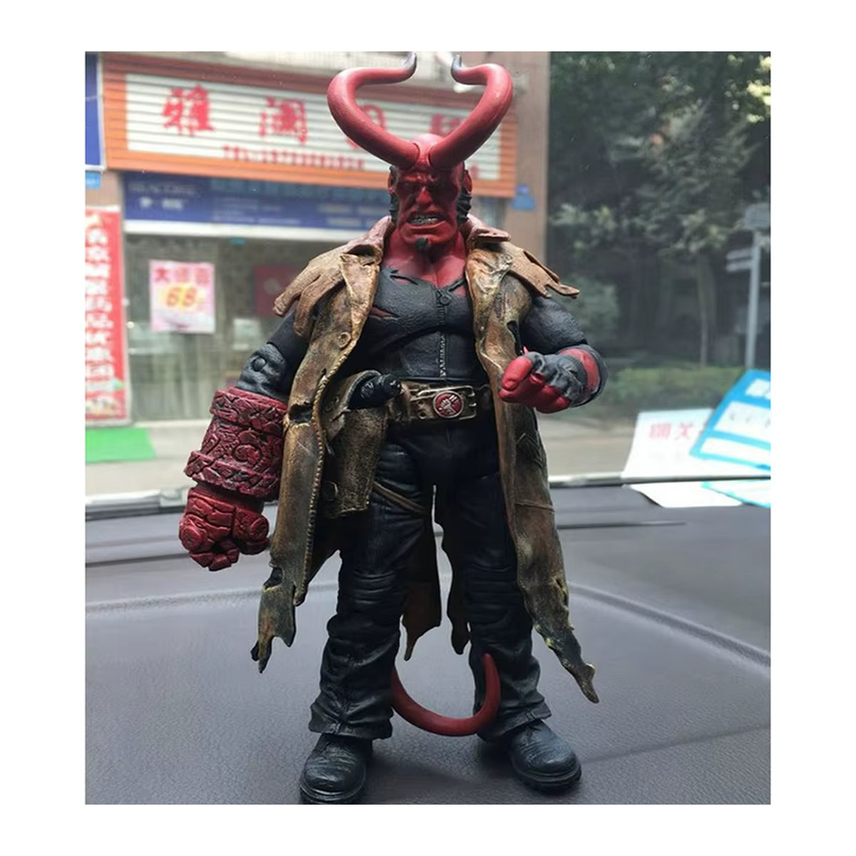 MEZCO Hellboy Actionfigur in Rot aus Kunststoff für Sammler - Bild 2