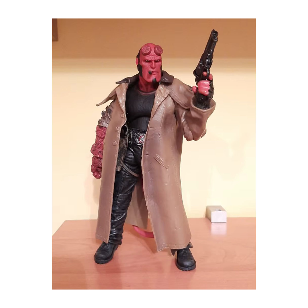 MEZCO Hellboy Actionfigur in Rot aus Kunststoff für Sammler - Bild 4