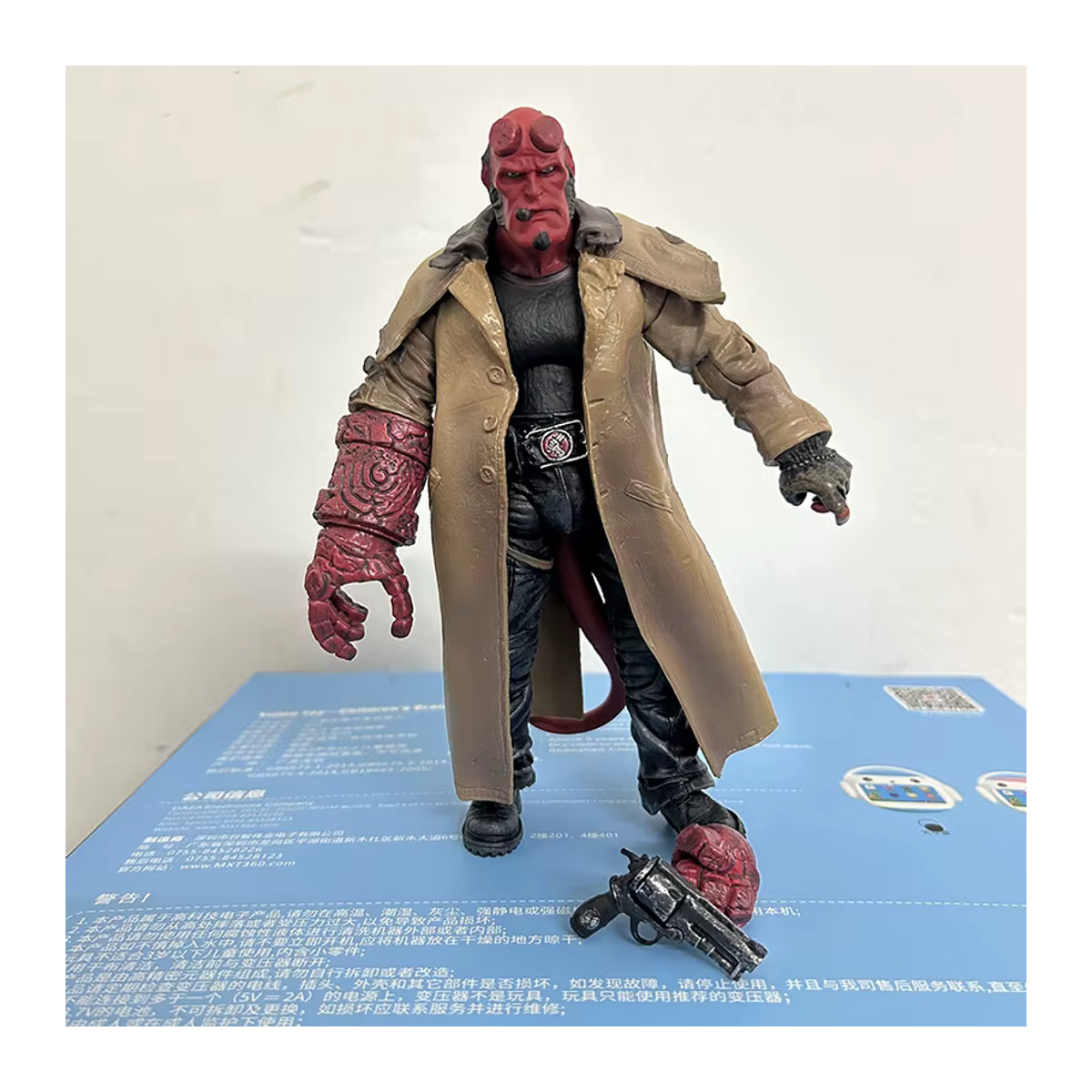 MEZCO Hellboy Actionfigur in Rot aus Kunststoff für Sammler - Bild 6
