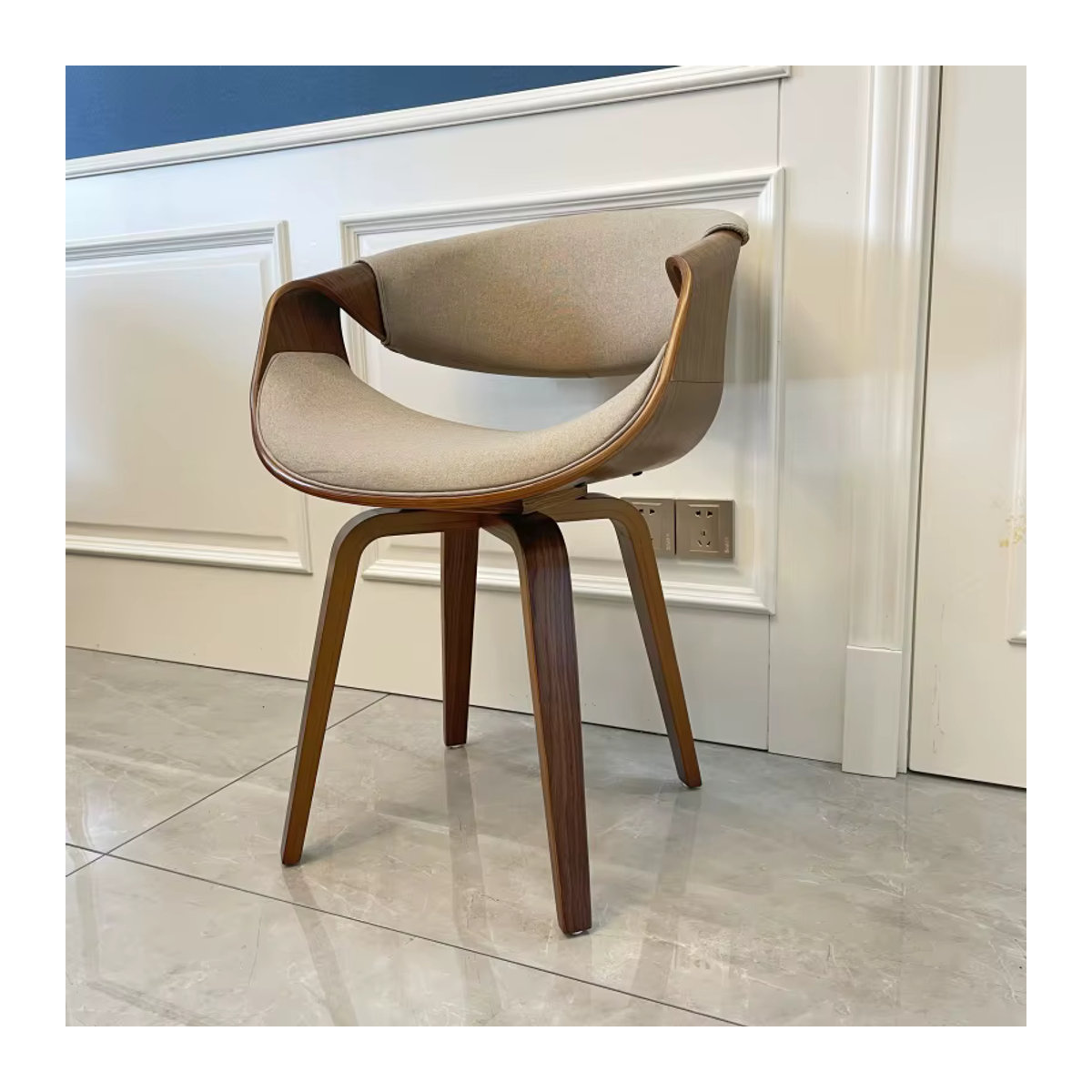 Mid-Century Esszimmerstuhl von oaktafair mit gebogener Rückenlehne, beige Leinenstoff und Holzbeinen in Walnuss-Finish - Bild 2