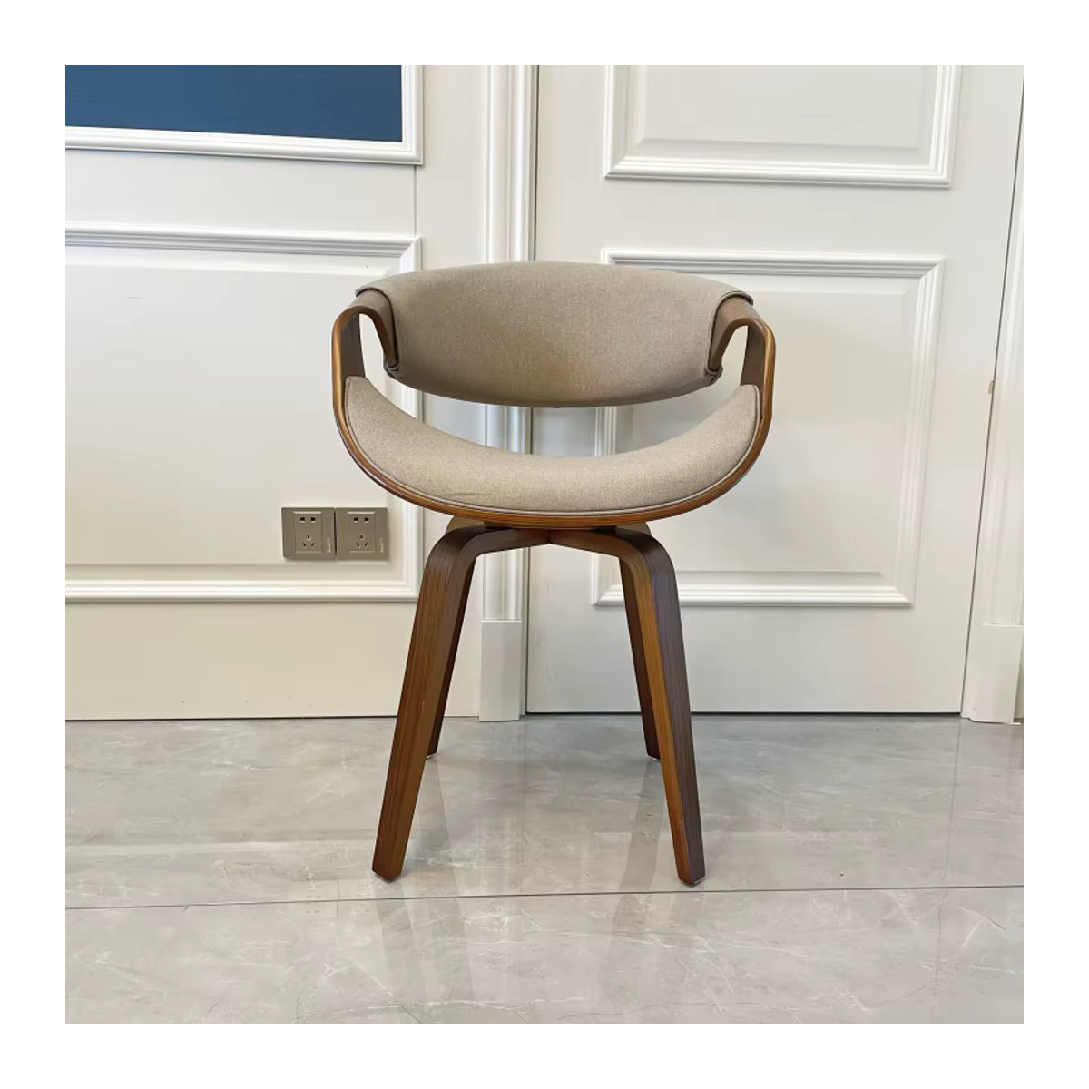 Mid-Century Esszimmerstuhl von oaktafair mit gebogener Rückenlehne, beige Leinenstoff und Holzbeinen in Walnuss-Finish - Bild 3