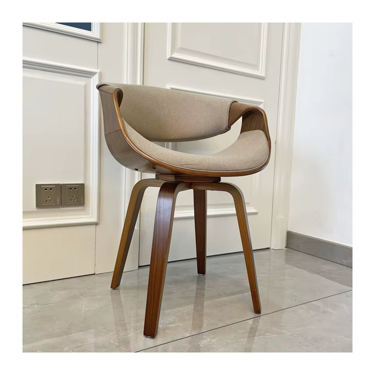 Mid-Century Esszimmerstuhl von oaktafair mit gebogener Rückenlehne, beige Leinenstoff und Holzbeinen in Walnuss-Finish - Bild 4