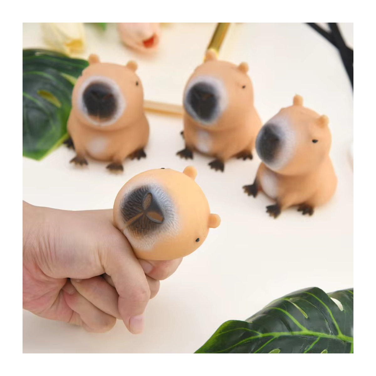 Mini Capybara Squeeze Fidget Figur aus Kunststoff, braun, weiche Cartoon Tier Statue als kreatives Geschenk - Bild 2