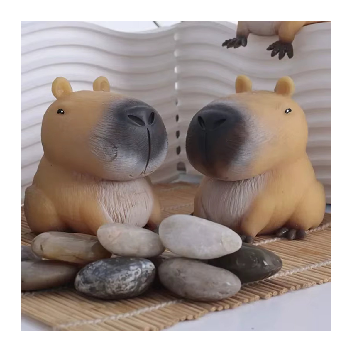 Mini Capybara Squeeze Fidget Figur aus Kunststoff, braun, weiche Cartoon Tier Statue als kreatives Geschenk - Bild 4