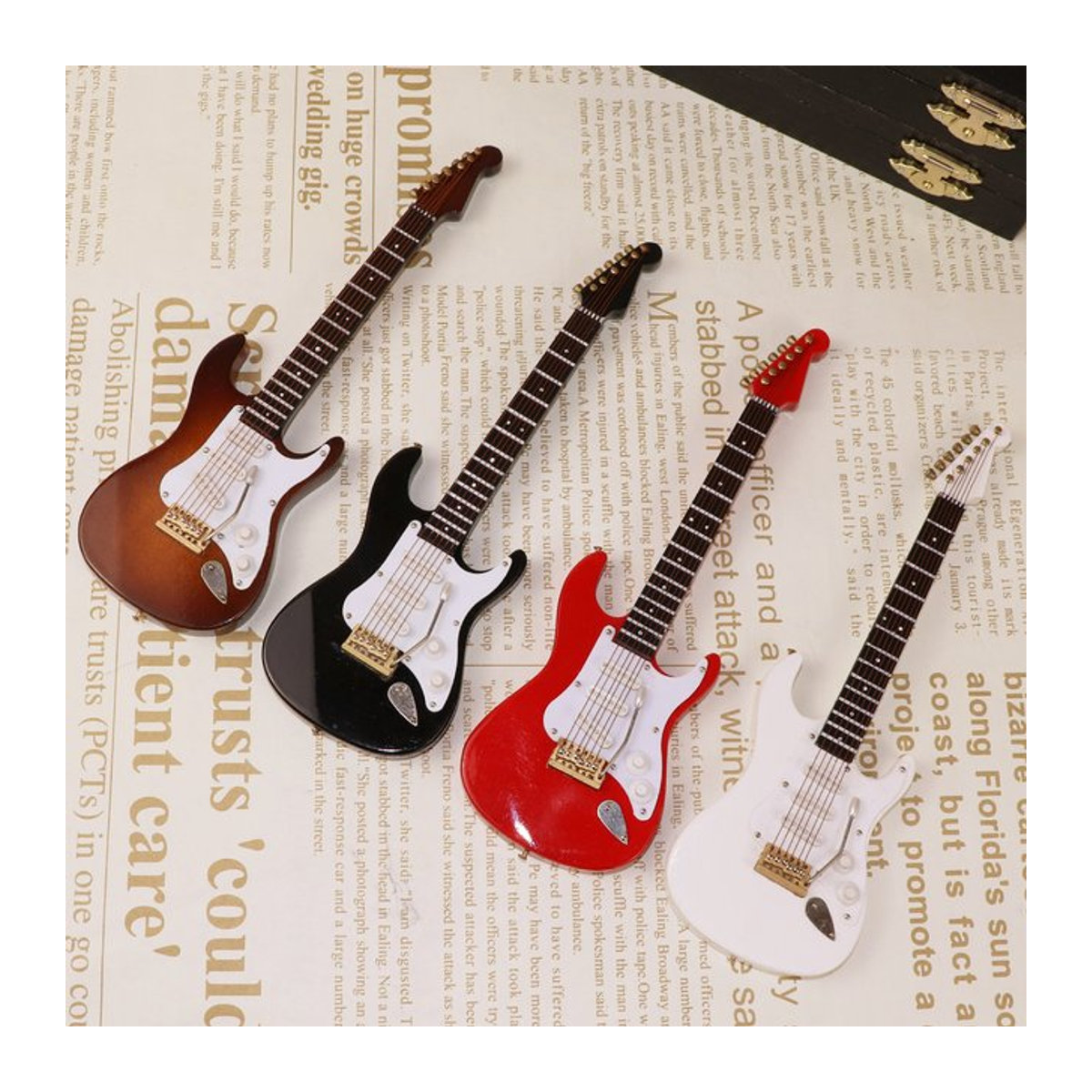 Mini-E-Gitarre aus Holz von MARX in Mehrfarbig als dekoratives Musikinstrument-Modell - Bild 1