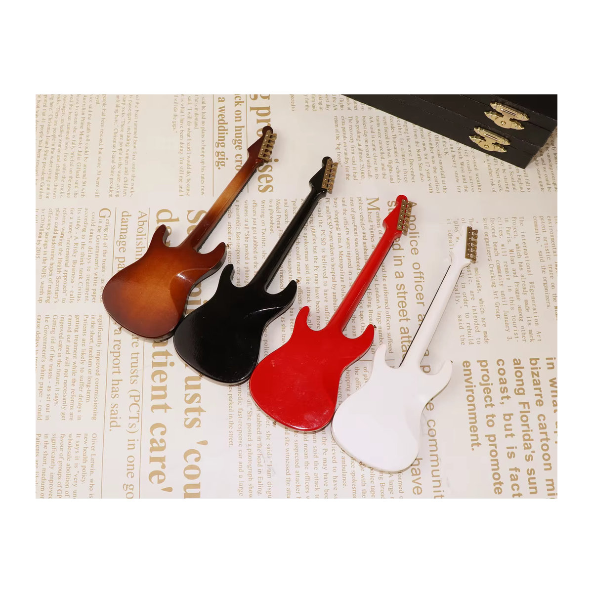 Mini-E-Gitarre aus Holz von MARX in Mehrfarbig als dekoratives Musikinstrument-Modell - Bild 2