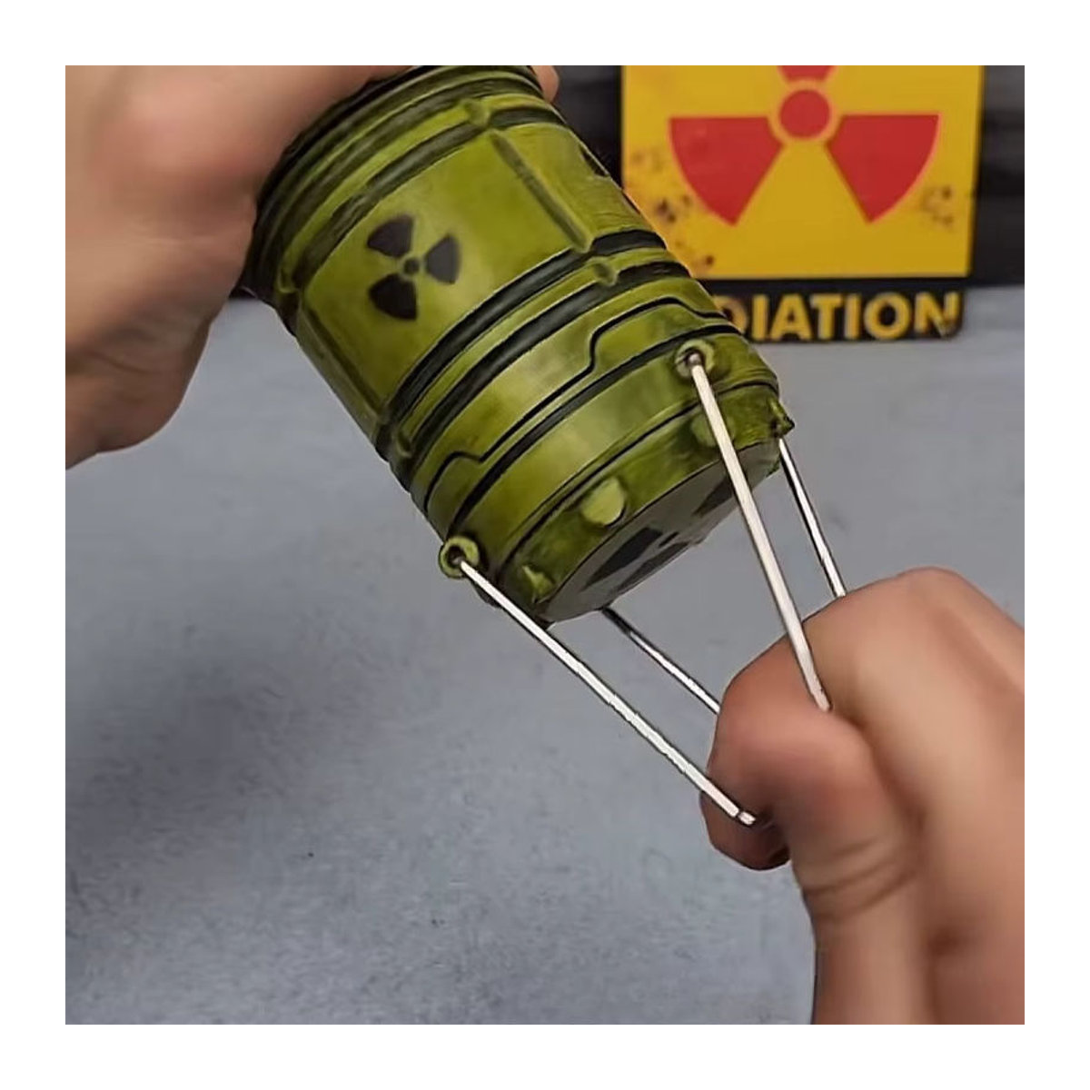 Mini-Handheld-Nuclearreaktor-Nachtlicht mit Strahlungssymbol in Grün für Sci-Fi Heimdekoration - Bild 4