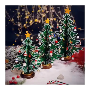 Mini-Weihnachtsbaum aus Holz für die Weihnachtsdekoration als kreatives DIY-Desktop-Ornament in Braun und Grün