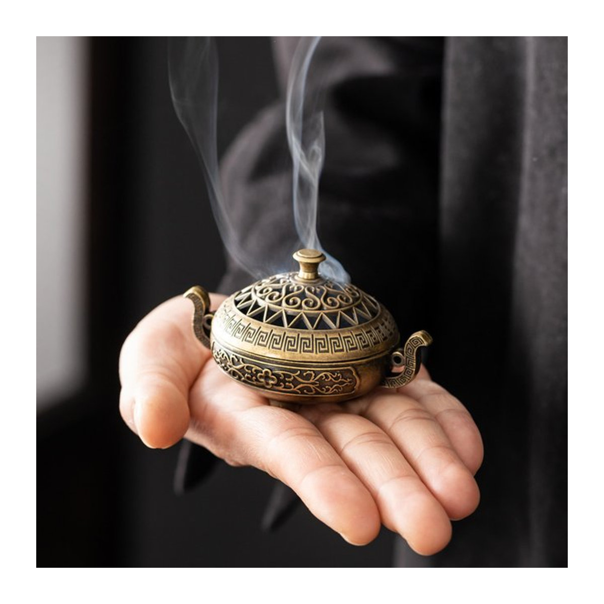 Mini Weihrauchbrenner aus Metall mit orientalischen Mustern in Gold, dreibeiniges Design für Desktop und Hausdekoration - Bild 1