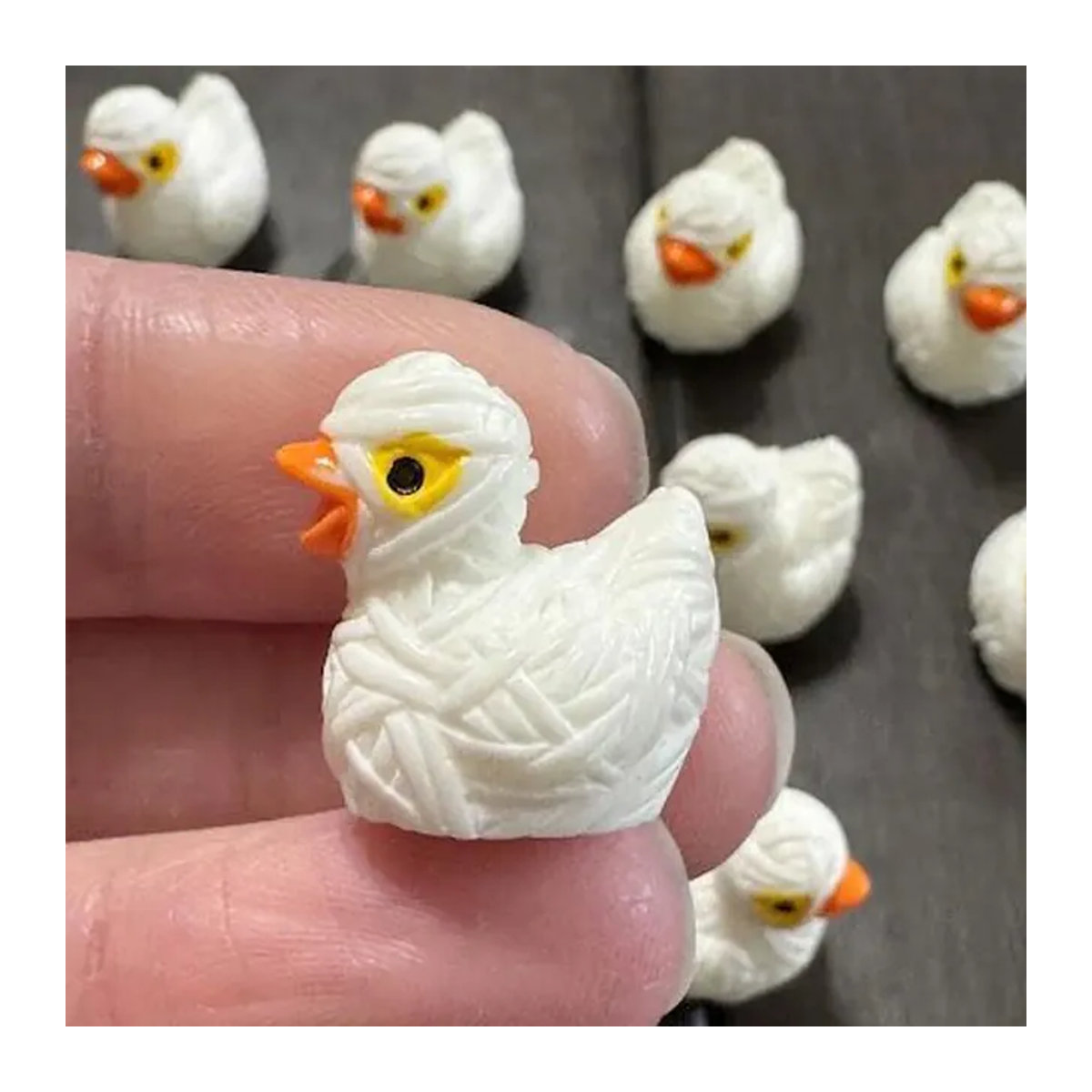 Miniatur Mumien-Enten Figuren aus Kunstharz in Weiß für Halloween Dekoration und DIY Micro Landschaften - Bild 1