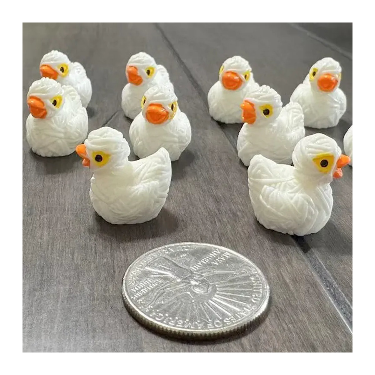 Miniatur Mumien-Enten Figuren aus Kunstharz in Weiß für Halloween Dekoration und DIY Micro Landschaften - Bild 2
