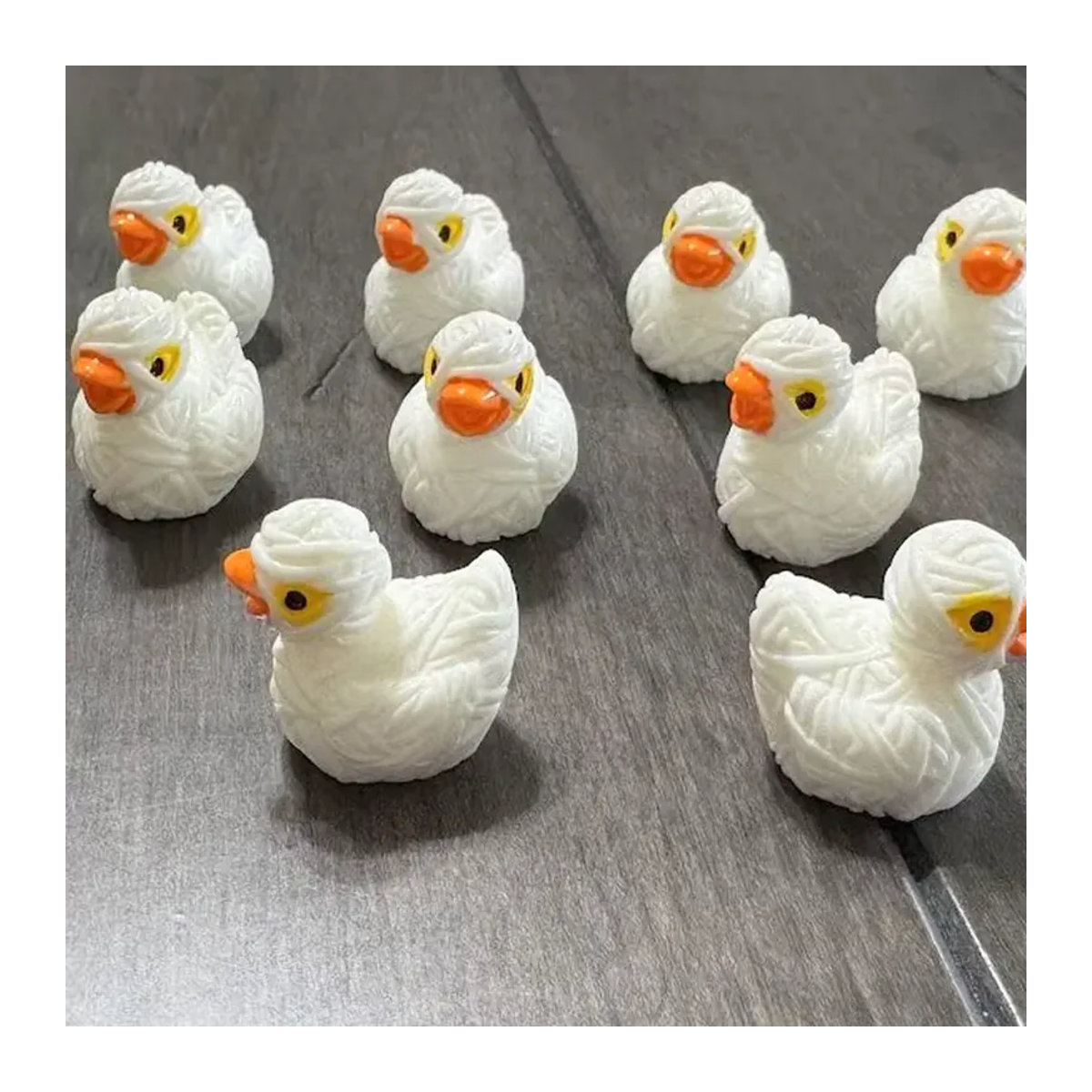 Miniatur Mumien-Enten Figuren aus Kunstharz in Weiß für Halloween Dekoration und DIY Micro Landschaften - Bild 3