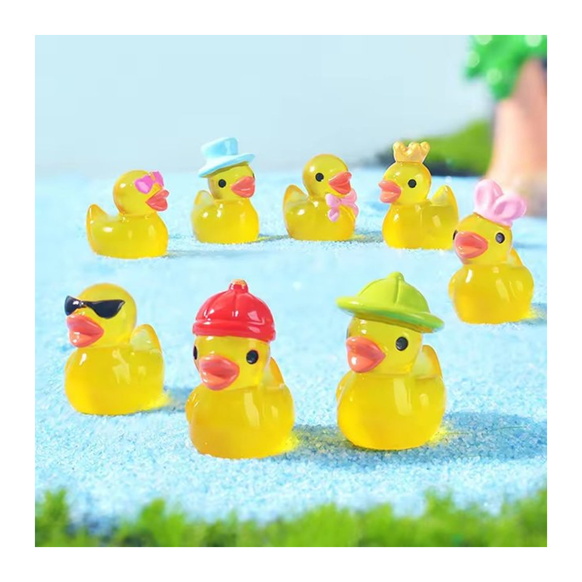 Miniaturistische fluoreszierende gelbe Enten aus Kunstharz als Deko-Figuren für dein Puppenhaus oder deine Mikro-Landschaft - Bild 1