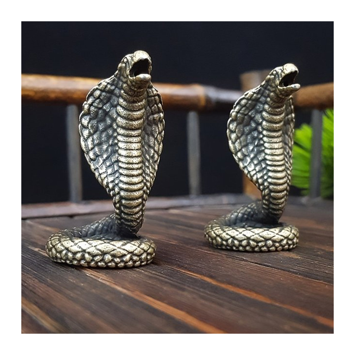 MINIDEAL Schlangenskulptur aus Metall in Gold als dekorativer Glücksbringer für dein Zuhause oder Büro - Bild 1