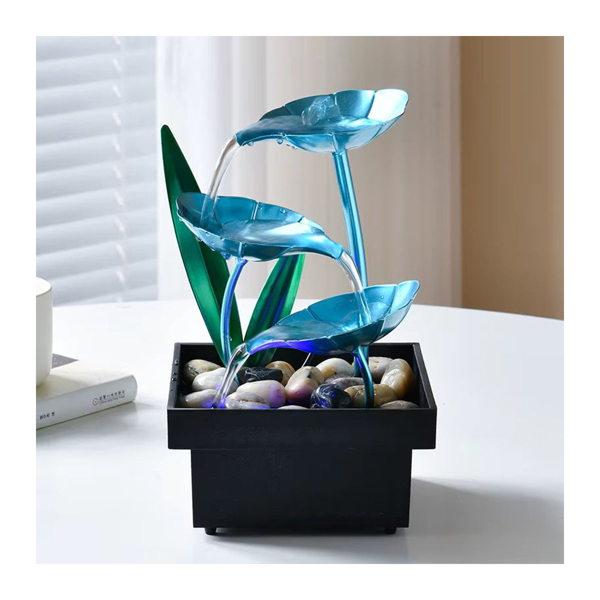 MINIDEAL Tischbrunnen mit LED-Beleuchtung in Blau, 3-stöckiger Wasserfall aus Polyresin mit floralem Lotusblatt-Design zur Dekoration - Bild 2