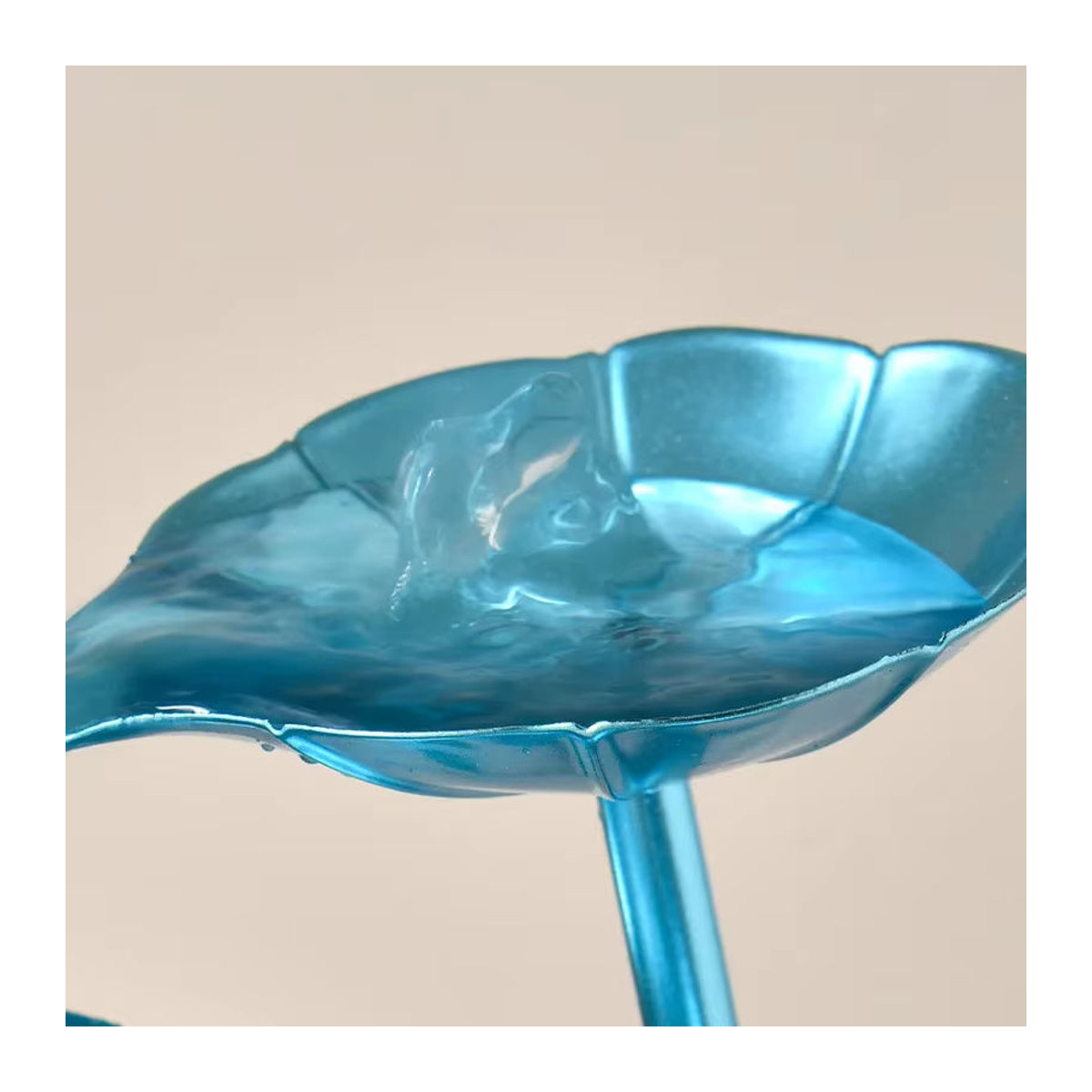 MINIDEAL Tischbrunnen mit LED-Beleuchtung in Blau, 3-stöckiger Wasserfall aus Polyresin mit floralem Lotusblatt-Design zur Dekoration - Bild 3